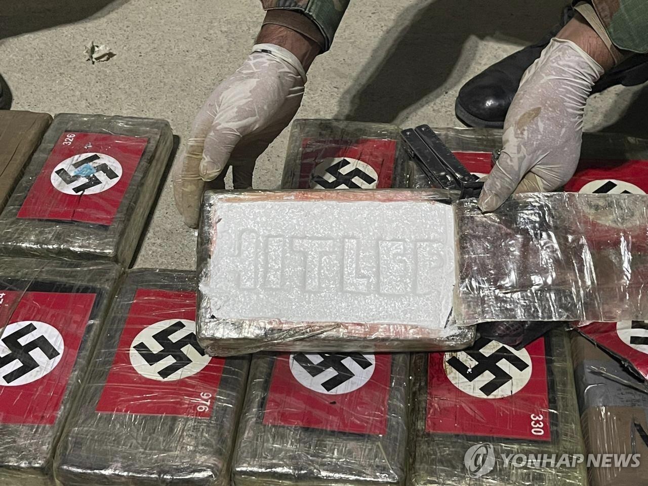 페루 경찰이 적발한 '나치 문양' 코카인 블록