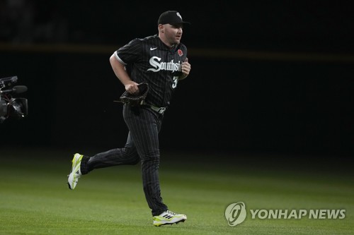 혈액암 이겨내고 빅리그 복귀전에 등판하러 불펜을 나오는 헨드릭스