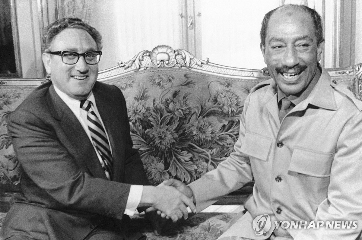 1973, o então secretário de Estado dos EUA, Henry Kissinger, e o presidente egípcio, Anwar Sadat