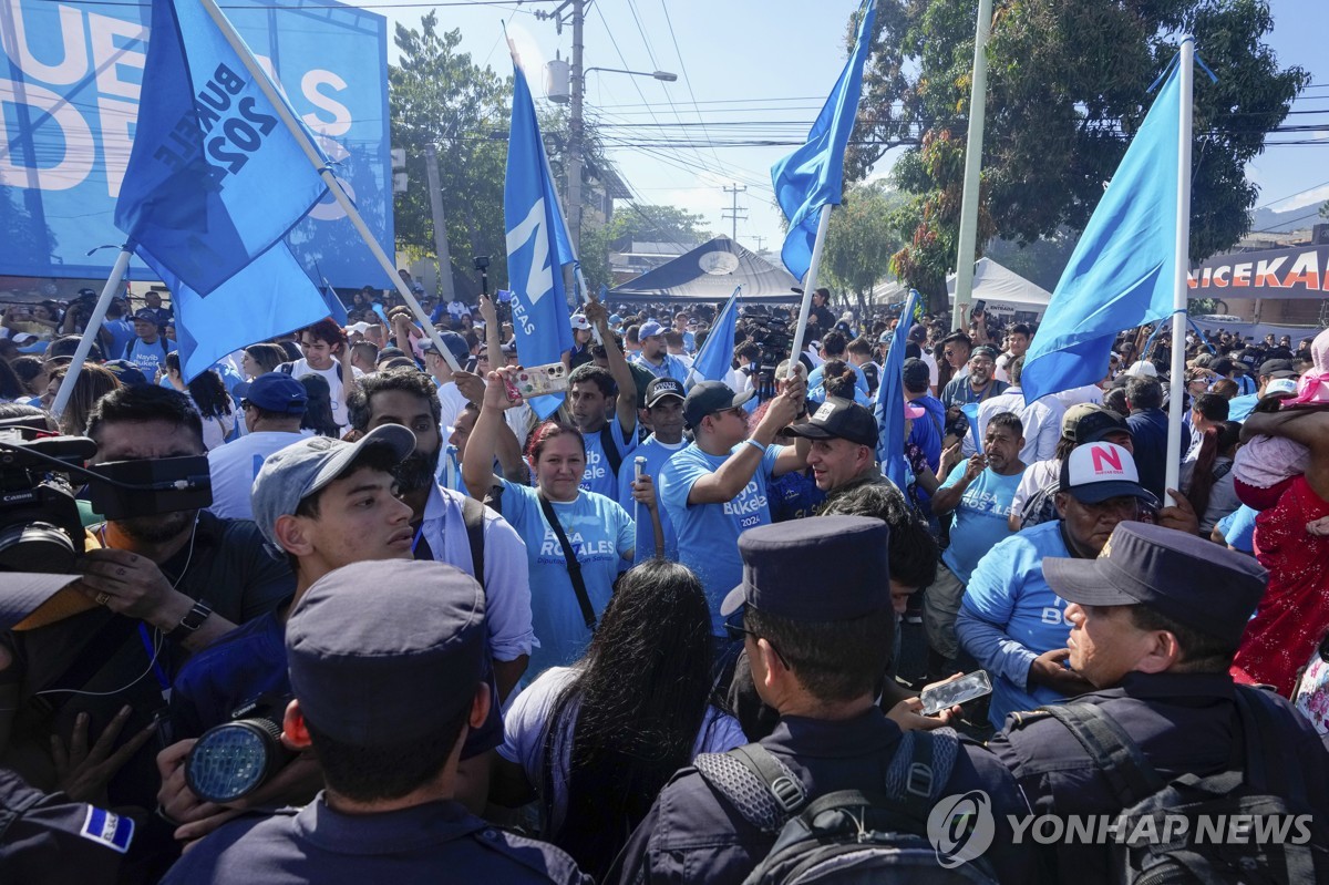 대선 승리 확신하는 부켈레 지지자