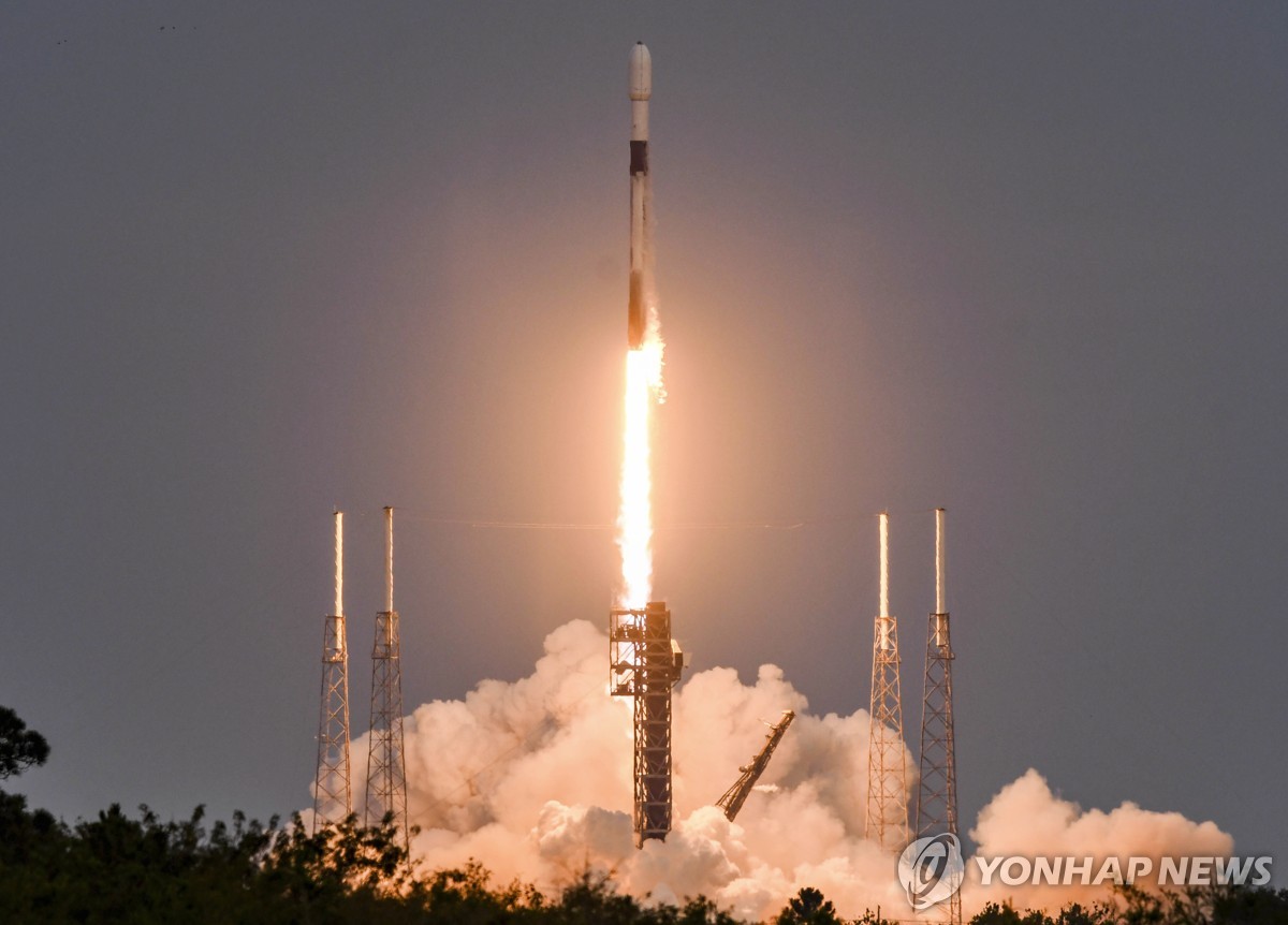 지난 10일(현지시간) 스페이스X 로켓 팰컨9이 스타링크 위성들을 쏘아올리고 있다.