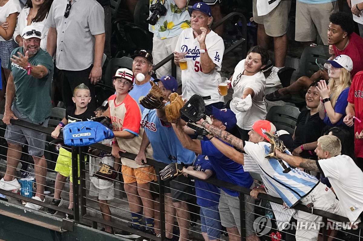 야구장에 모인 MLB 젊은 팬들