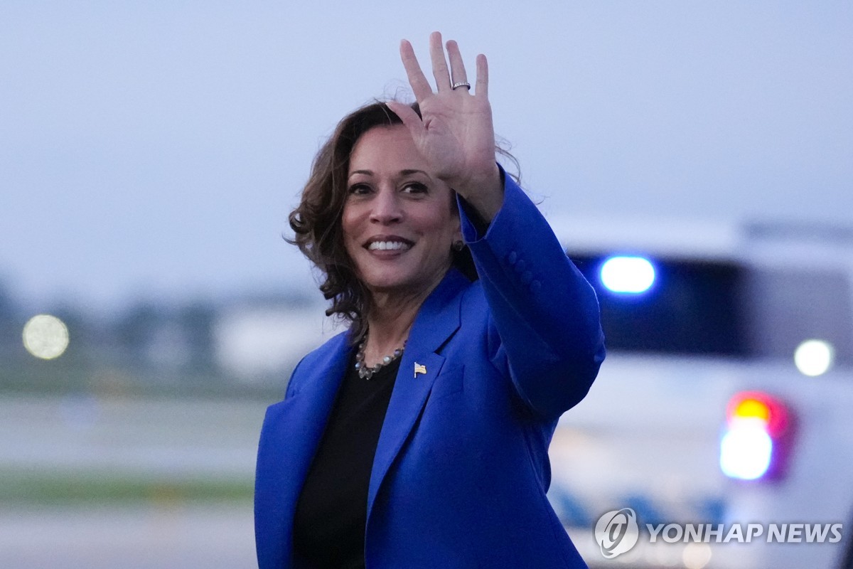 Esta fotografía, publicada por Associated Press, muestra a la vicepresidenta Kamala Harris saludando durante su llegada al Aeropuerto Internacional O'Hare en Chicago el 18 de agosto de 2024. (Yonhap)