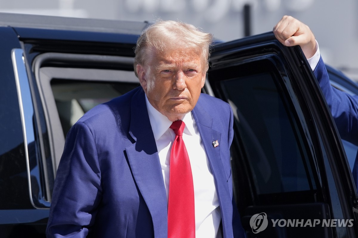 Esta fotografía, publicada por Associated Press, muestra al expresidente estadounidense Donald Trump llegando al Aeropuerto Internacional Harry Reid para abordar un avión después de un viaje de campaña en Las Vegas el 14 de septiembre de 2024. (Yonhap)