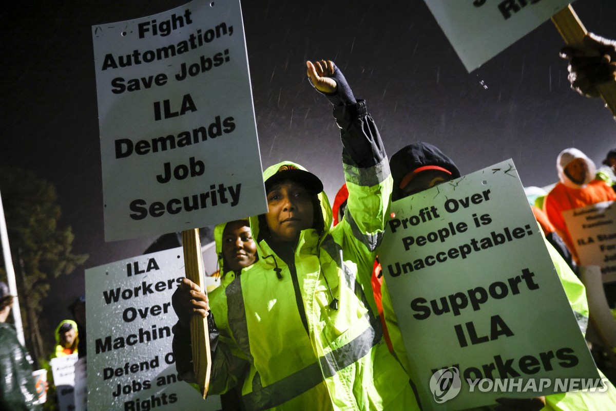 파업에 돌입한 미국 항만 노동자들