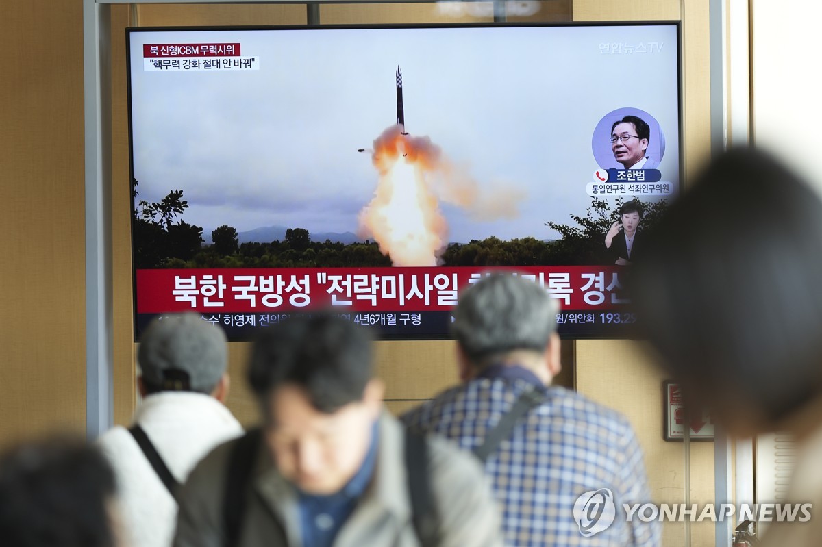 Esta foto, publicada por Associated Press, captura una pantalla de televisión que muestra una imagen del lanzamiento de un misil balístico intercontinental por parte de Corea del Norte en un programa de noticias en la estación de Seúl, en Seúl, el 31 de octubre de 2024. (Yonhap) 