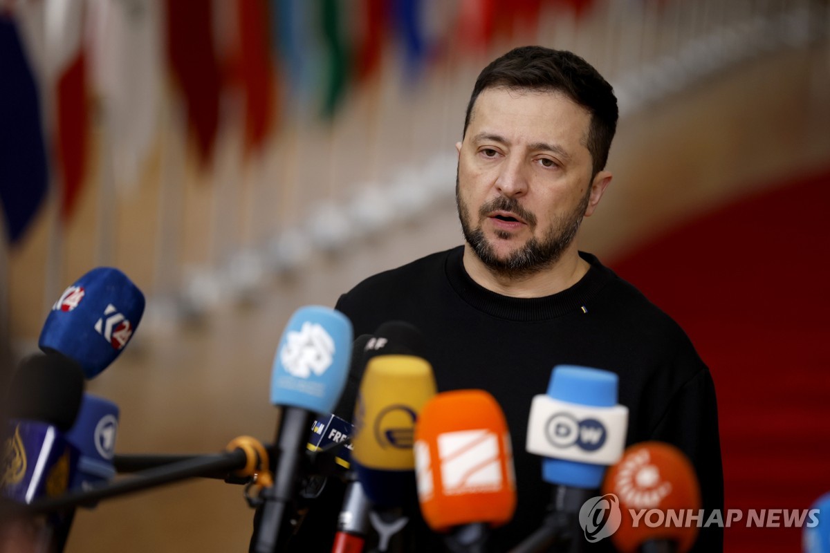 Esta fotografía de archivo, publicada por Associated Press, muestra al presidente ucraniano Volodymyr Zelenskyy hablando con los medios de comunicación cuando llega a una cumbre de la Unión Europea en Bruselas el 19 de diciembre de 2024. (Yonhap)