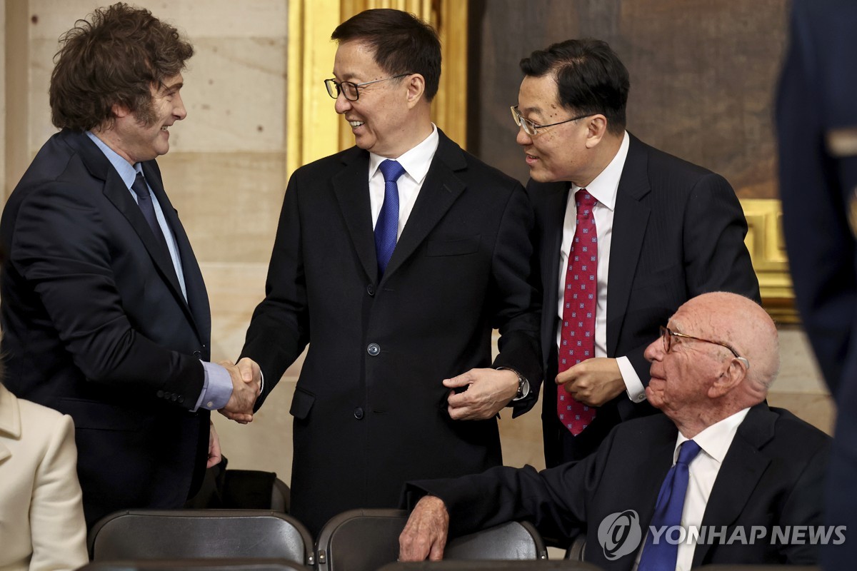 중국 한정 부총리와 악수하는 밀레이 아르헨티나 대통령(좌)