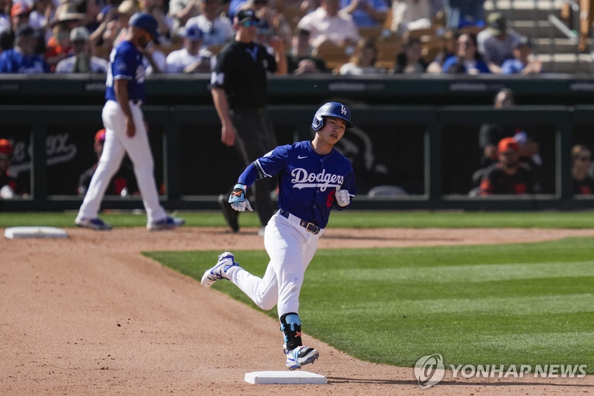 In this Associated Press photo, Kim Hye-seong of the Los Angeles Dodgers rounds the bases after hitting a home run against the San Francisco Giants during a Major League Baseball spring training game at Camelback Ranch in Glendale, Arizona, on March 1, 2025. (Yonhap)
