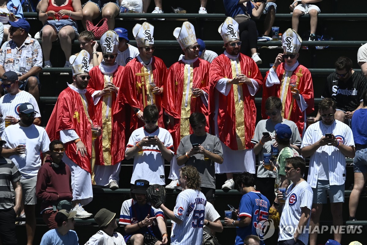 "교황은 우리 팀 팬" MLB 화이트삭스, 컵스전서 유쾌한 퍼포먼스