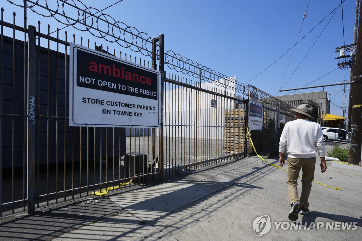 지난 6일 ICE의 단속 작전이 벌어진 미 LA의 도매 의류업체 앞