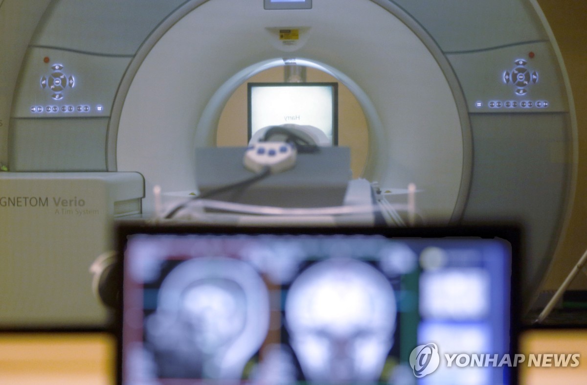 금속 목걸이 차고 있다 MRI 빨려 들어간 美남성 결국…