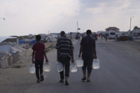 물병 들고 가는 데이르알발라의 팔레스타인 주민