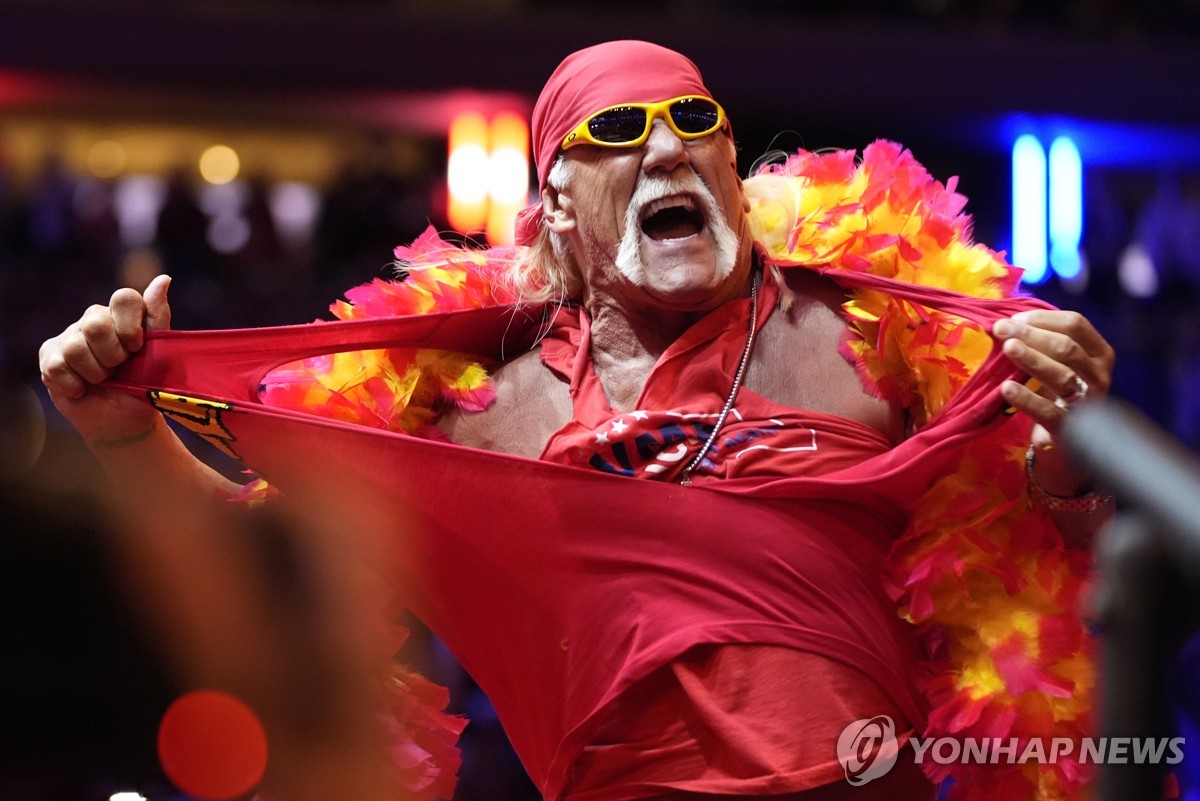 지난해 10월 무대에서 티셔츠 찢는 헐크 호건