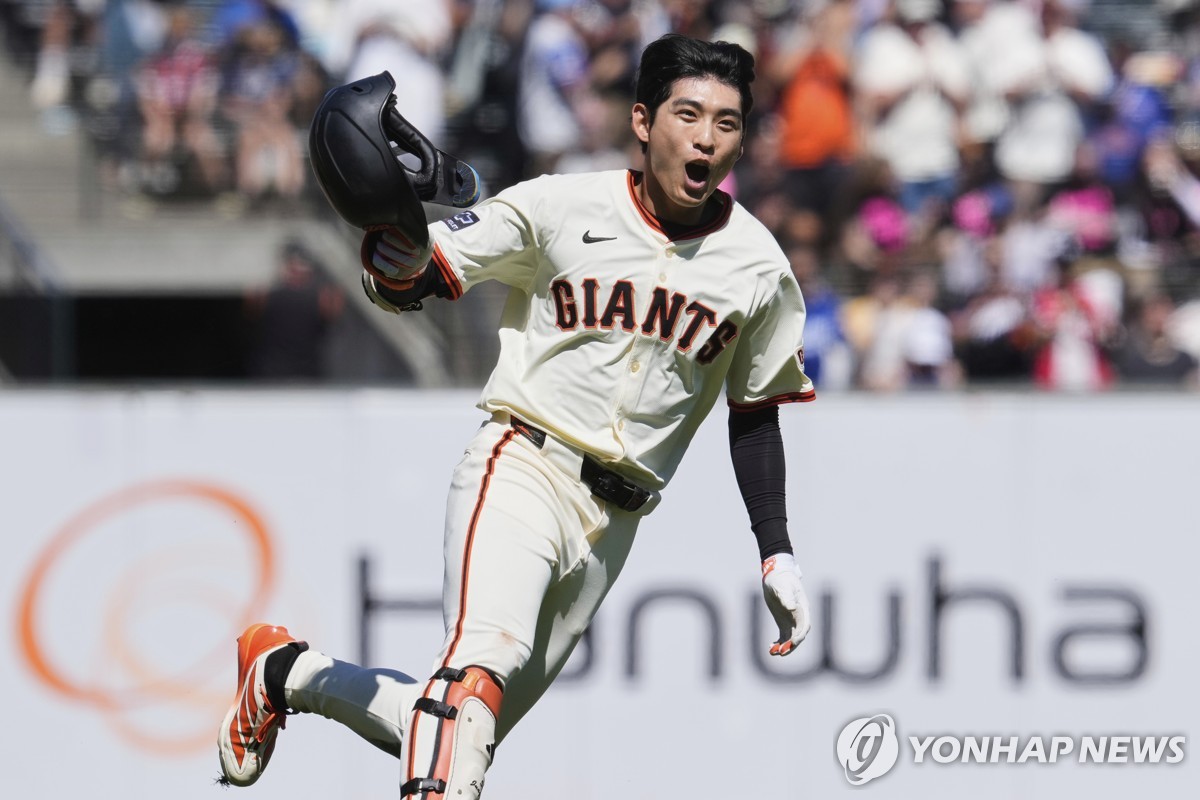 이정후, MLB 첫 끝내기 안타…9회초 호수비에 이은 9회말 적시타