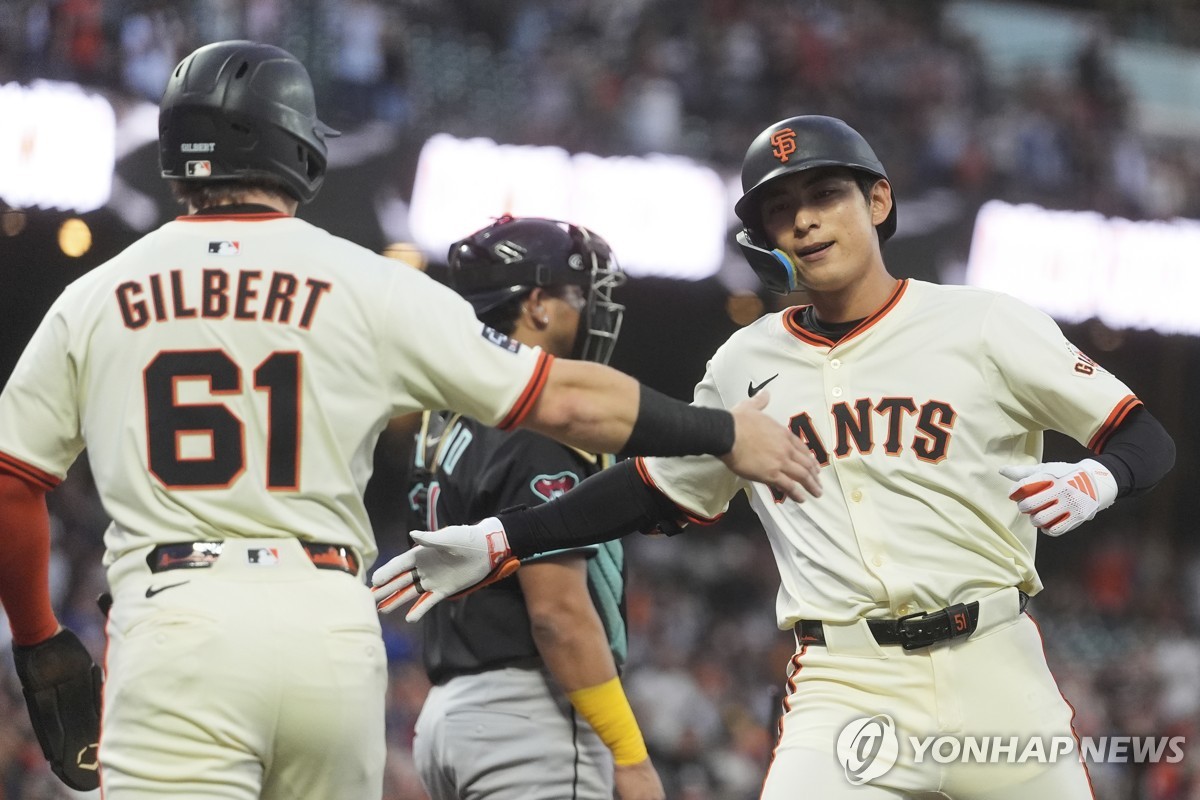 홈런 치고 축하받는 이정후