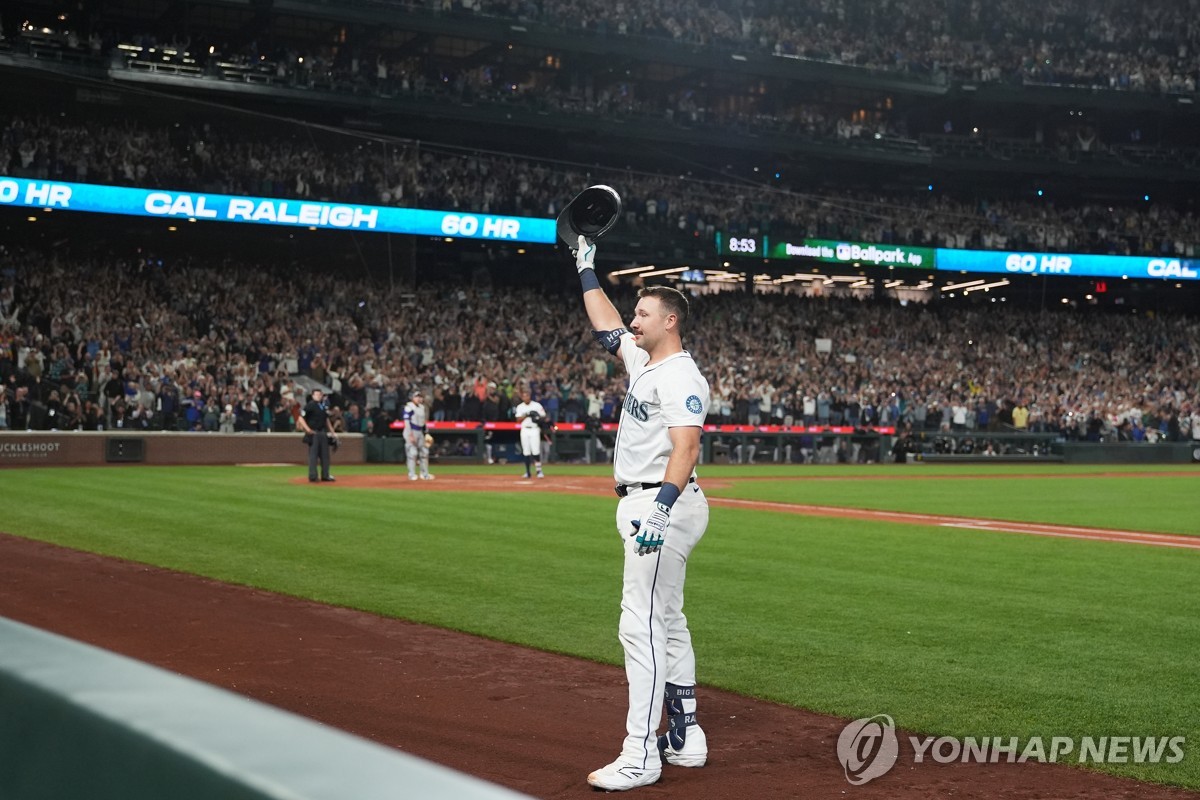60홈런 달성 이후 팬들 환호에 답하는 칼 롤리