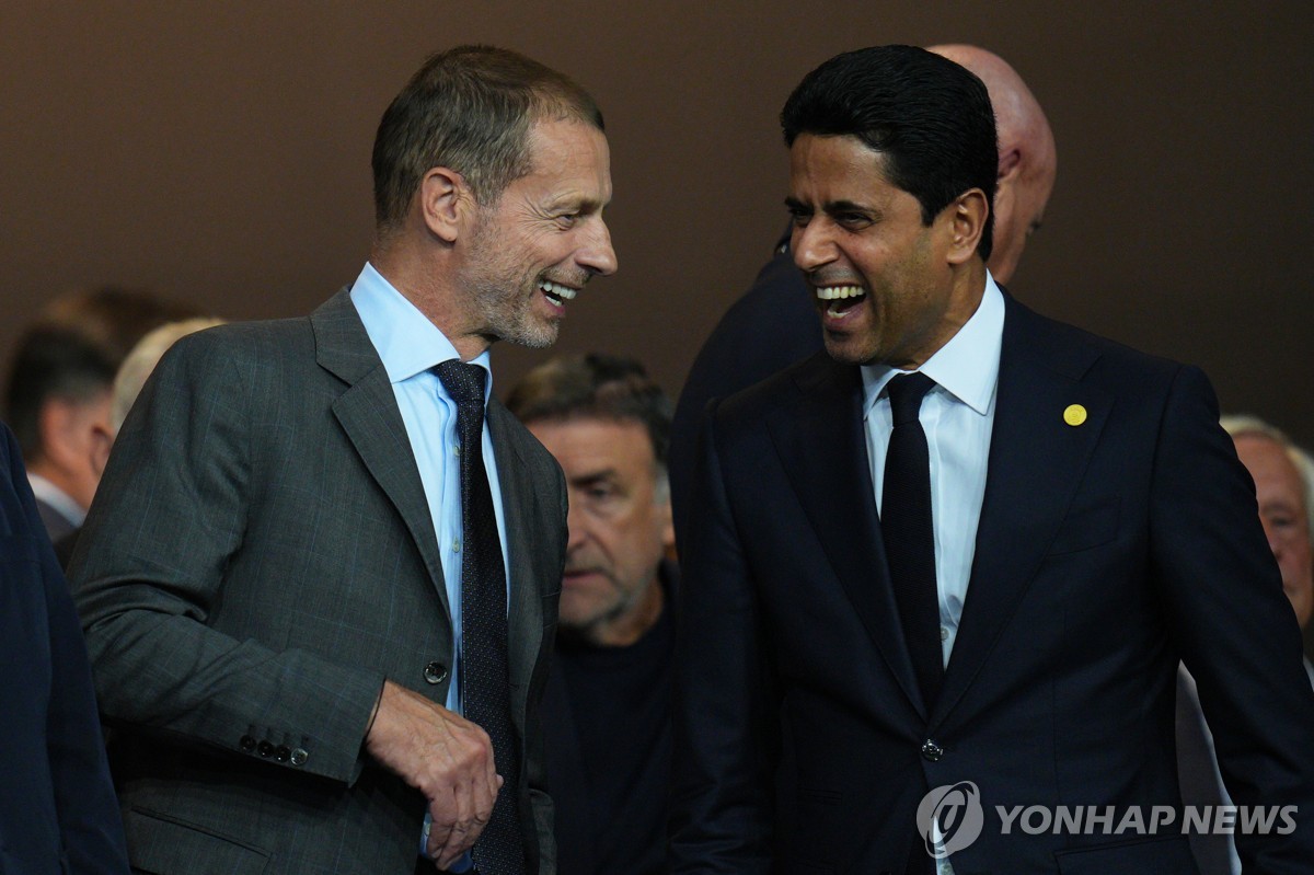 알렉산더 체페린 UEFA 회장(왼쪽)과 나세르 알켈라이피 PSG 회장