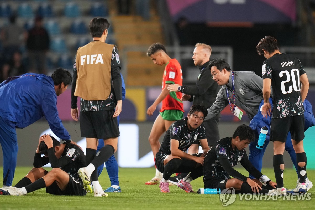 경기 마치고 아쉬워하는 한국 선수들