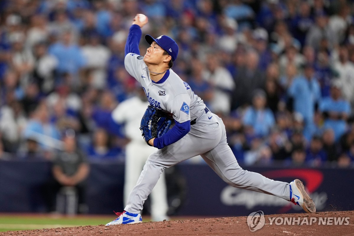야마모토 완투·스미스 홈런…다저스 WS 2차전서 설욕