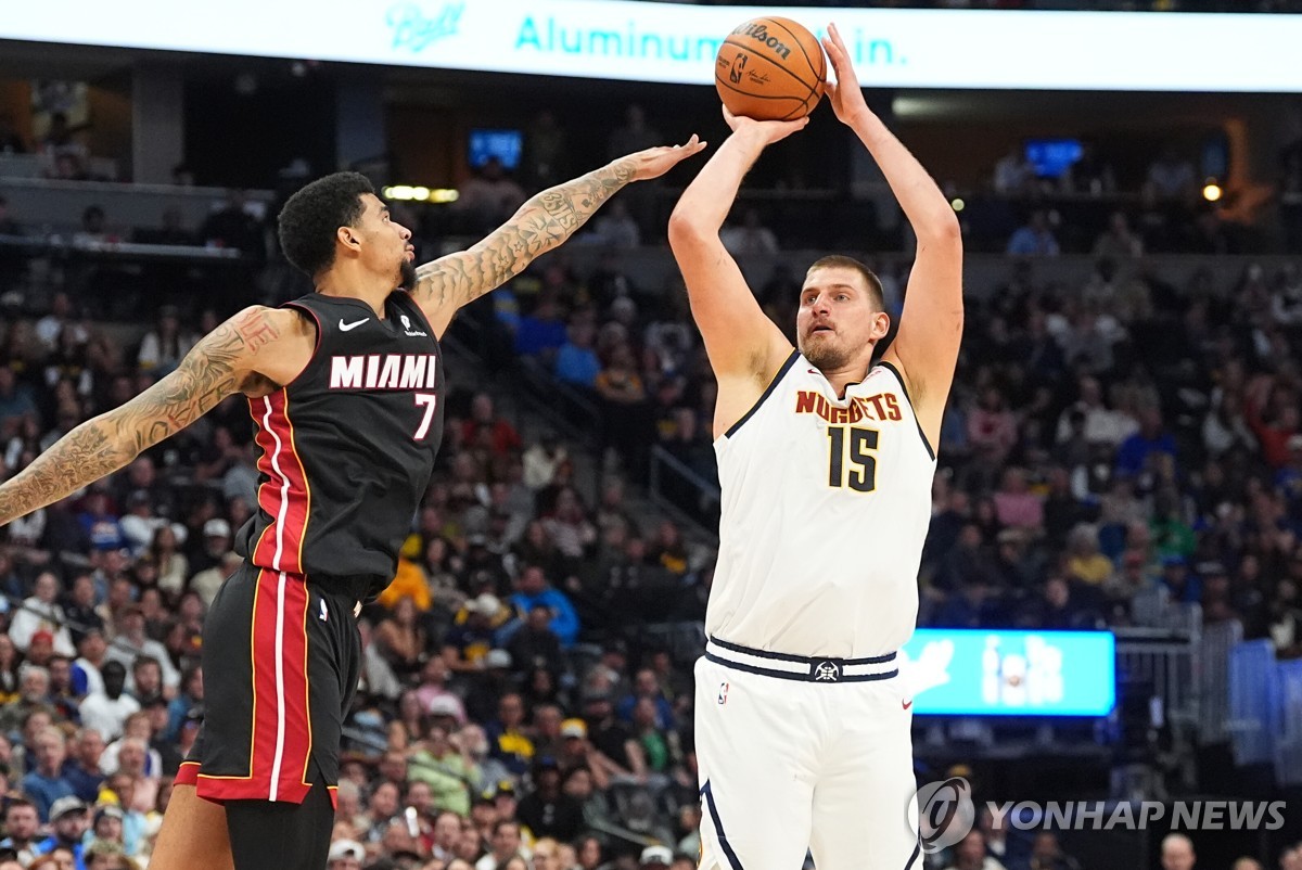 슛하는 니콜라 요키치(오른쪽)