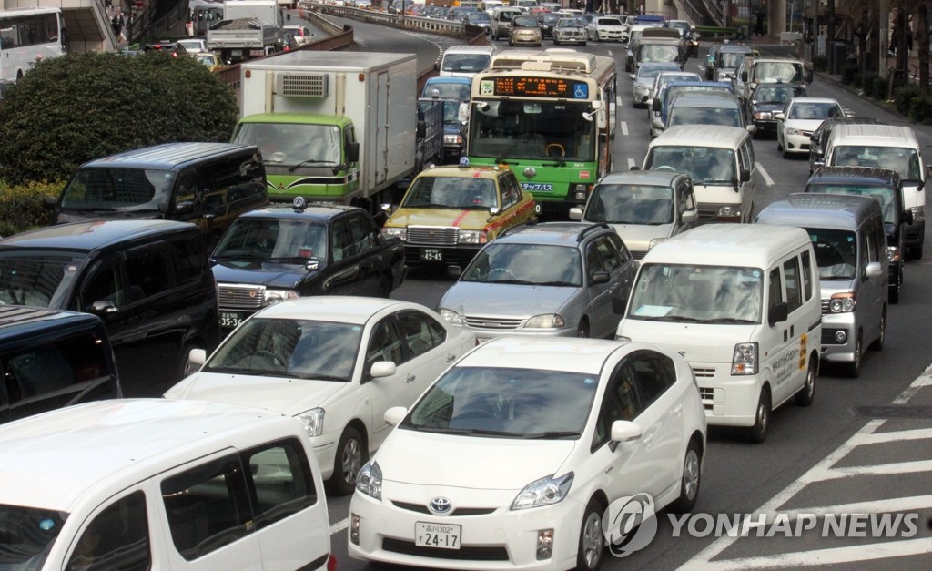 일본 도쿄도의 도로위에 가득한 차량