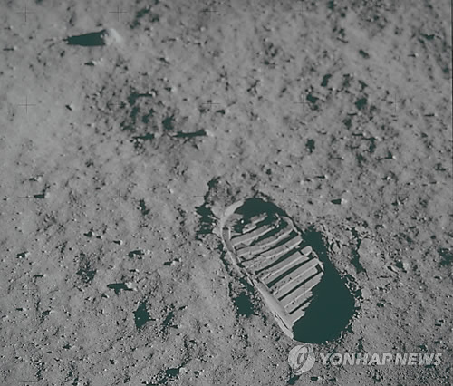달 표면에 찍힌 버즈 올드린의 발자국