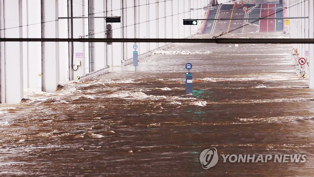 서울 잠수교 차량 통행 전면통제…중부 호우로 팔당댐 방류