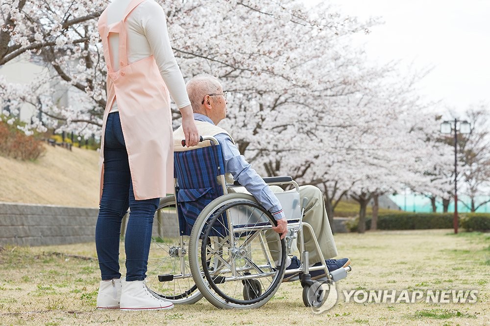 '살던 집서 돌봄 받기' 재가노인복지시설 5년새 4배로…