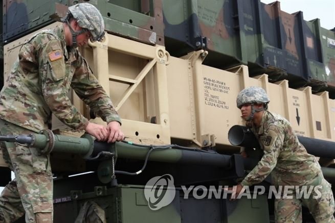 패트리엇 미사일 발사대 장치 조작하는 주한미군 제35 방공포여단 병사들