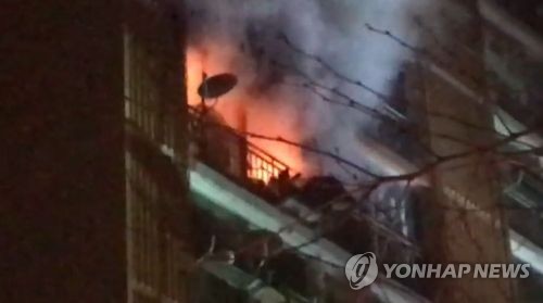 인천 부개동 저층아파트 3층서 불…주민들 대피