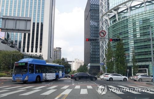 "국제기준과 다른 우회전 통행법에 위험↑…적신호선 금지해야"