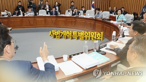 패스트트랙 올라탄 두 개의 공수처 법안…어떤 내용 담았나