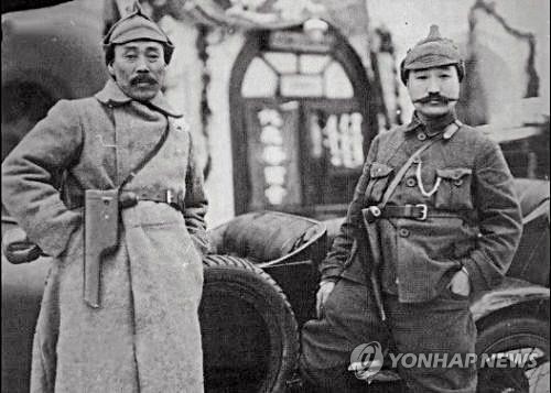 1922년 1월 모스크바 극동민족대회에 참석한 홍범도 장군(왼쪽)과 최진동 장군이 레닌에게서 선물 받은 권총을 차고 기념촬영을 하고 있다.