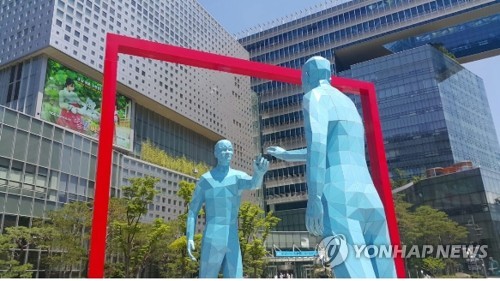 서울 상암동 MBC 사옥 부근의 ‘미러맨’ 동상