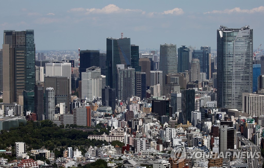 일본 도쿄의 고층 건물과 주택가 풍경