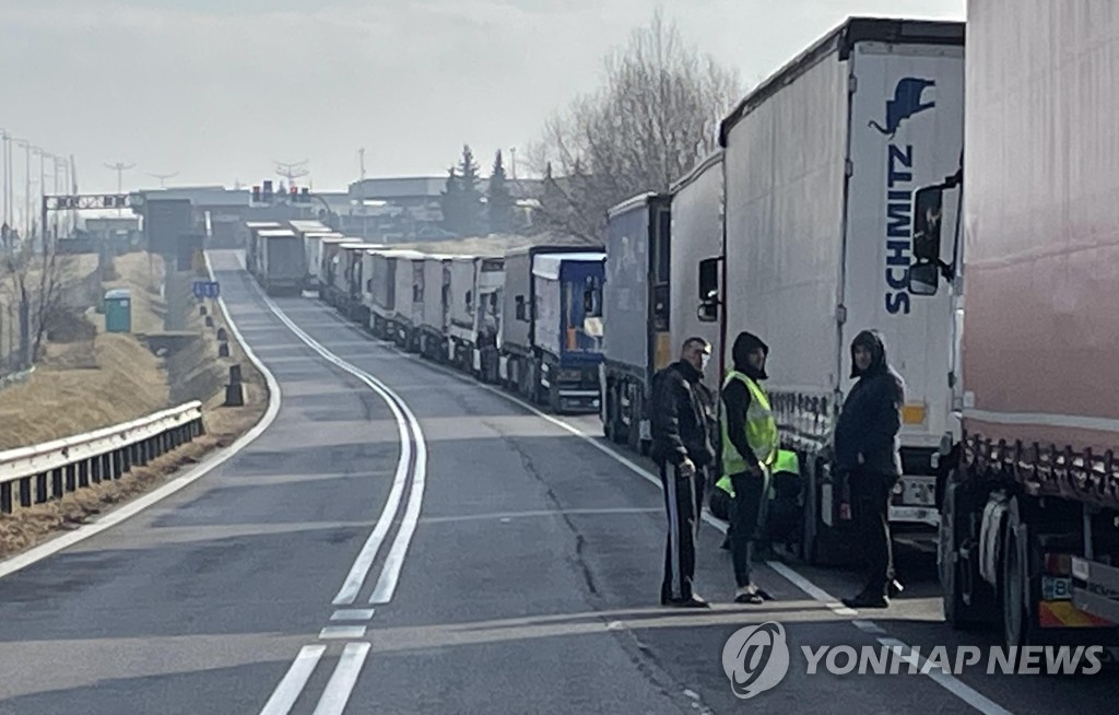 코르쵸바 국경검문소 앞 대기중인 트럭들
