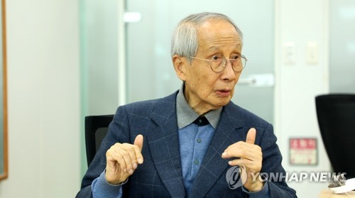 연합뉴스와 인터뷰 중인 윤여준