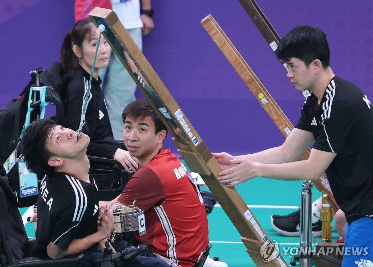 항저우 장애인 아시아경기대회에 출전한 보치아 정호원(왼쪽)