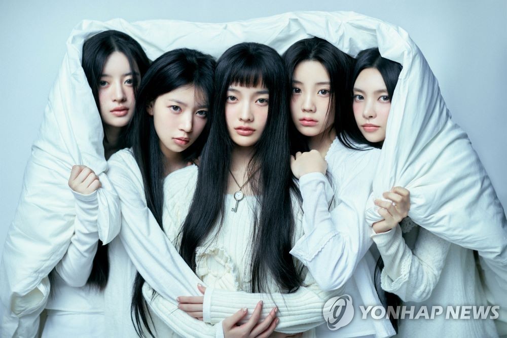 La foto, sin fechar, proporcionada por los grandes almacenes Shinsegae, muestra al grupo femenino de K-pop ILLIT. (Prohibida su reventa y archvio)