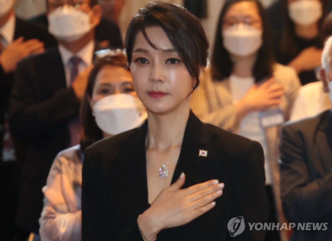 서희건설 "김건희에 반클리프 외에 브로치·귀걸이도 줬다"