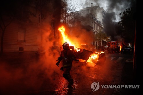 프랑스, '노란조끼' 폭력시위 확산에 비상사태 선포 검토