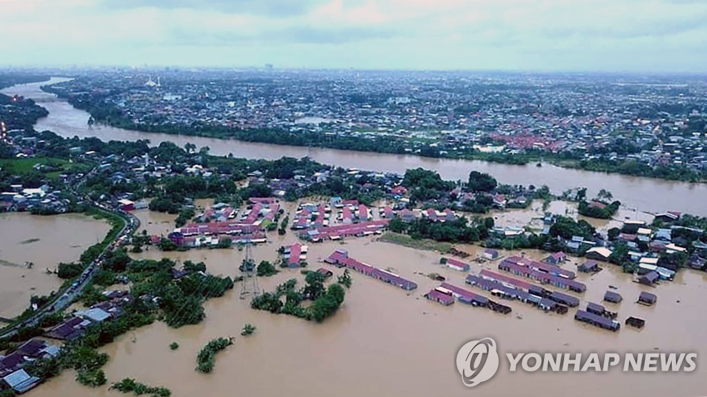 2019년 1월 23일 인도네시아 남(南)술라웨시주 고와 지역이 범람한 강물에 잠긴 모습. [AFP=연합뉴스]