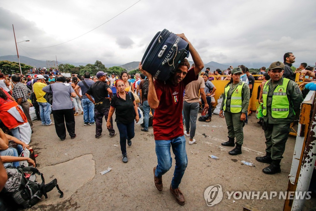 남녀노소…남부여대…베네수엘라를 벗어나는 사람들