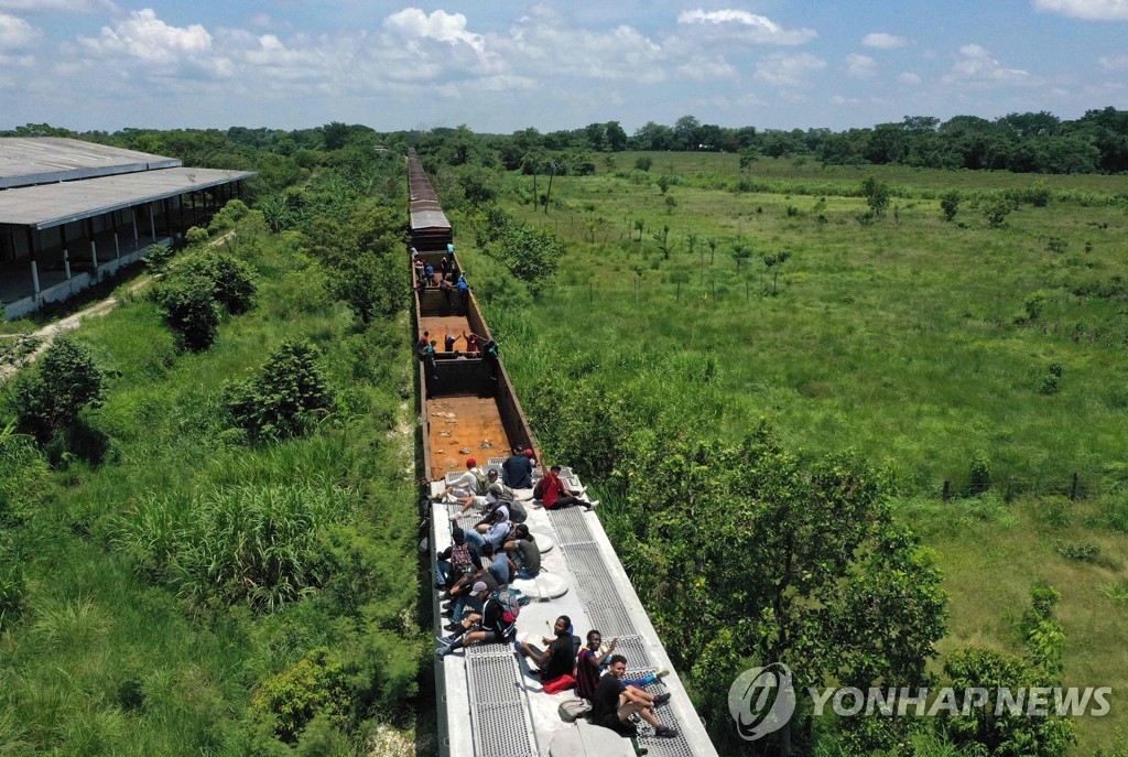 미국에 가기 위해 화물열차에 올라 멕시코 건너는 중미 이민자들
