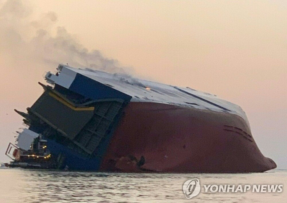 This photo released by the U.S. Coast Guard via AFP shows Coast Guard and port partners responding on Sept. 8, 2019, after the 656-foot vehicle carrier Golden Ray overturned in the St. Simons Sound near Brunswick, Georgia. (Yonhap)