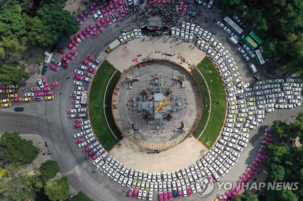 멕시코시티 도심 독립기념비 주변을 둘러싼 택시