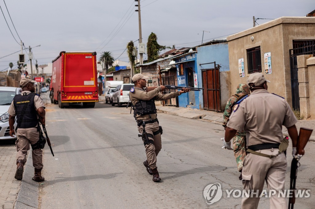 봉쇄령이 내려진 남아프리카공화국 요하네스버그에서 거리를 순찰하는 군경. 집으로 들어가라고 총을 쏘고 있다. [AFP=연합뉴스]