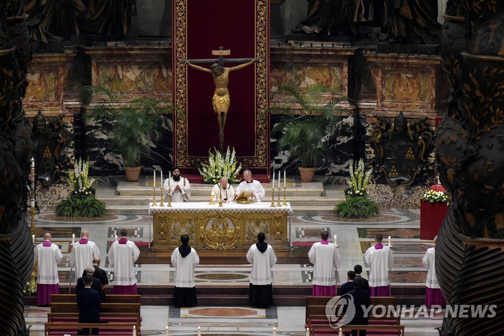 바티칸 성베드로대성당에서 열린 부활절 전야 미사 