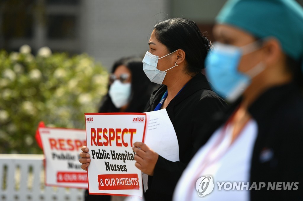 "코로나19 감염 의심 의료진에 근무 압박 말라" 미국서 시위